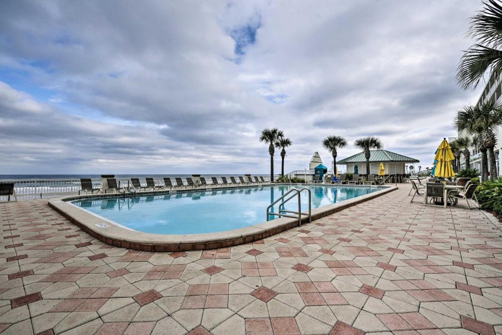 Community Perks! Dreamy Daytona Studio